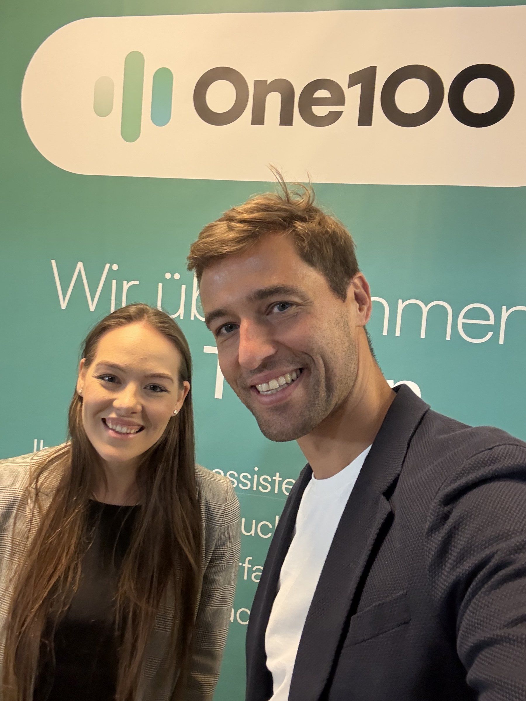 Karl Edlbauer und Annika am One100-Stand bei den Ärztetagen kompakt