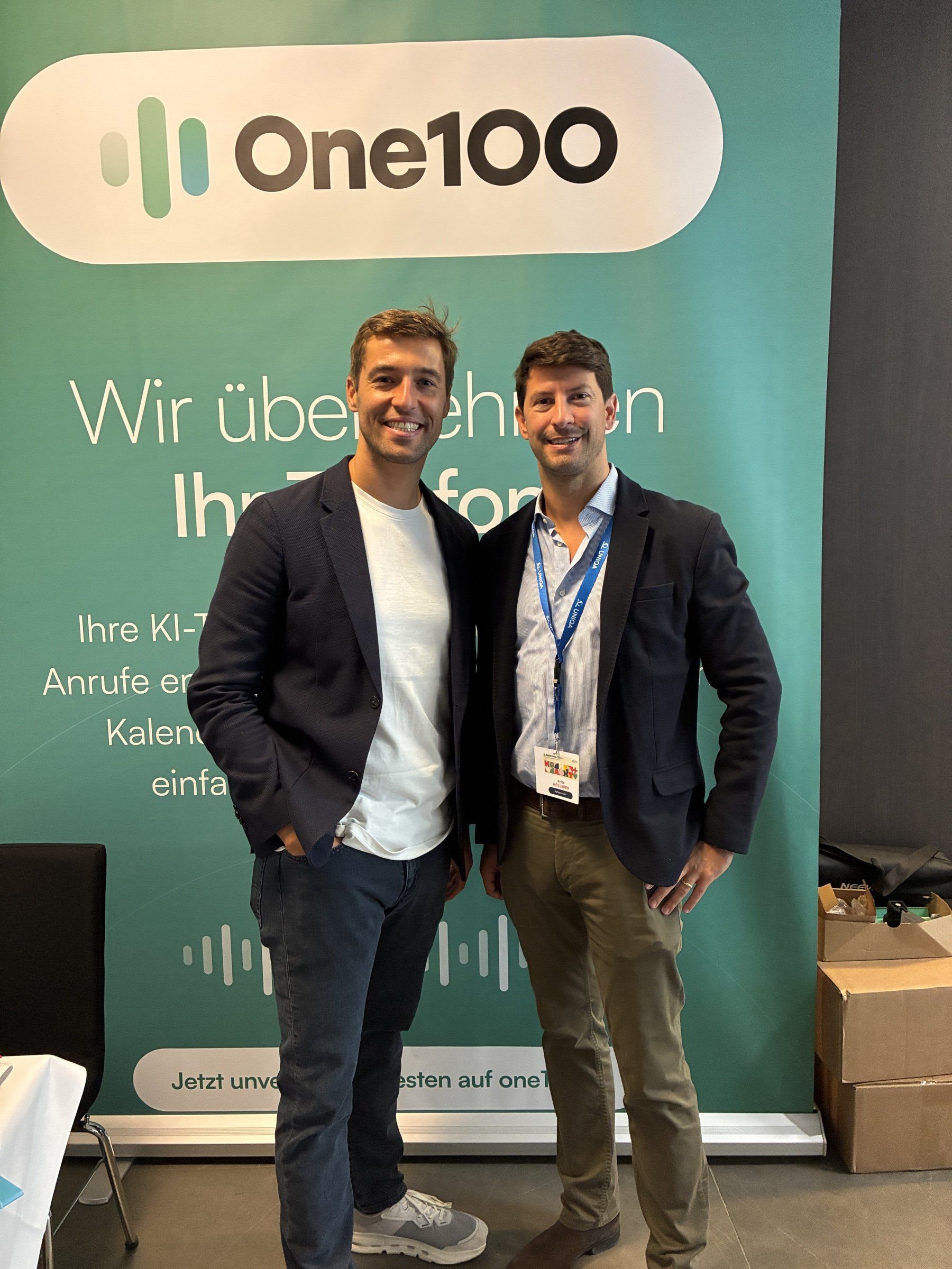 Karl Edlbauer mit einem Besucher am One100-Stand bei den Ärztetagen kompakt